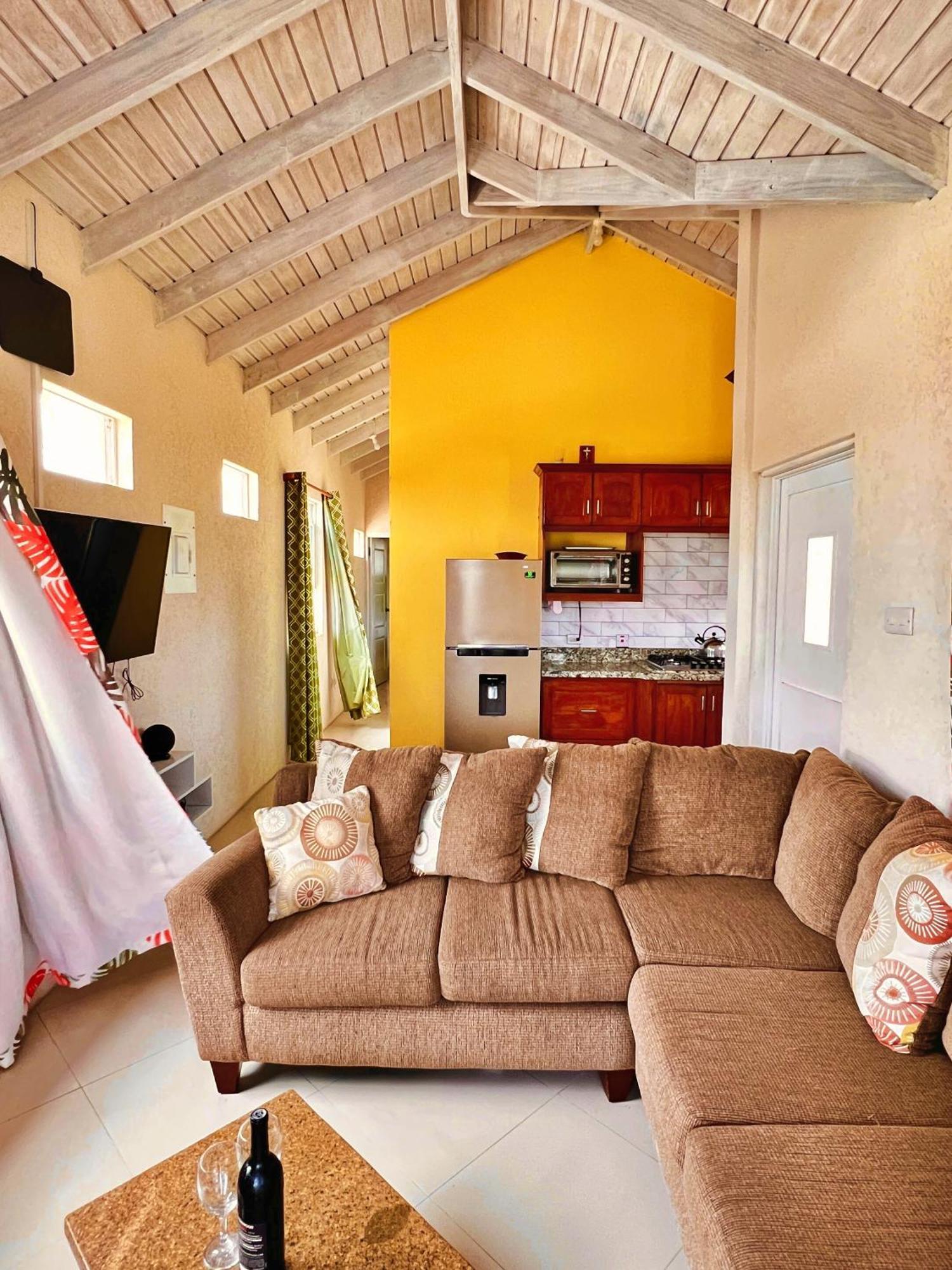 Cozy Modern Upstairs 2 Bed A/C Apt Near 2 Everything Saint Philip Exterior foto
